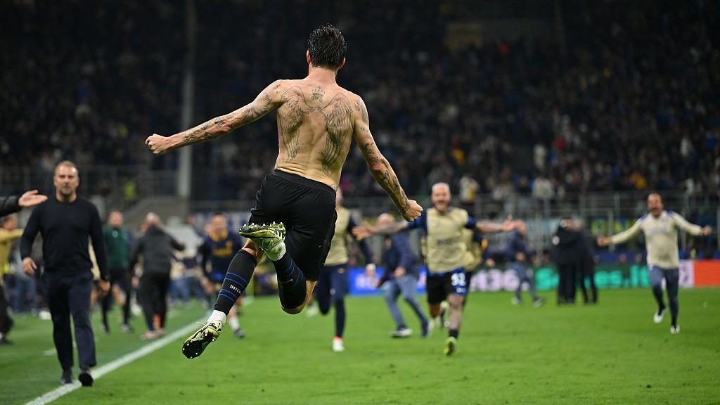 Acerbi celebrates his 93rd-minute equaliser against Barcelona