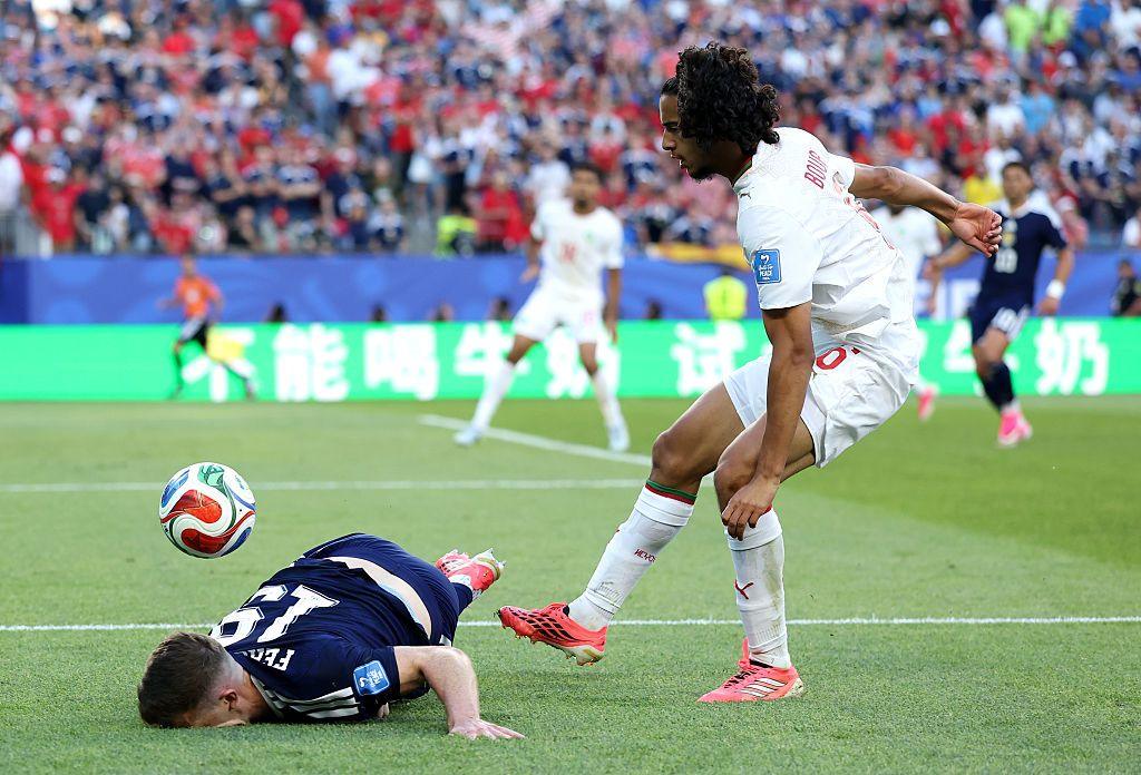 The referee was happy to let a lot of fulll-blooded challenges go
