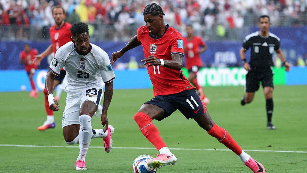 Marcus Rashford takes on Panama's Amir Murillo