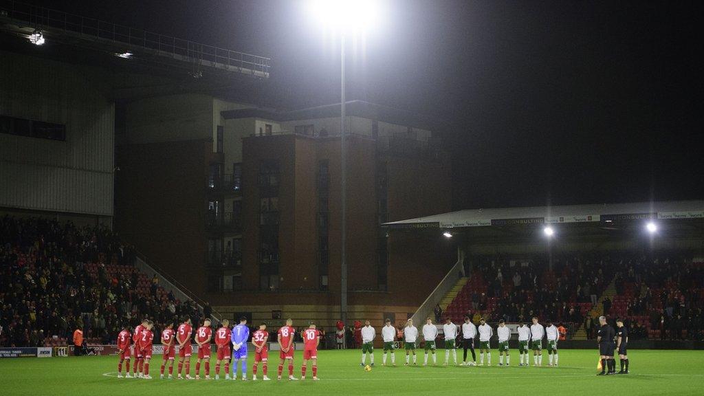 A minute's silence is held in memory of Leyton Orient fan Derek Reynolds