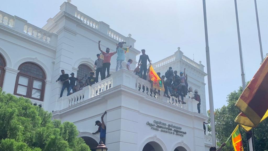 Protesters on prime minister's office roof