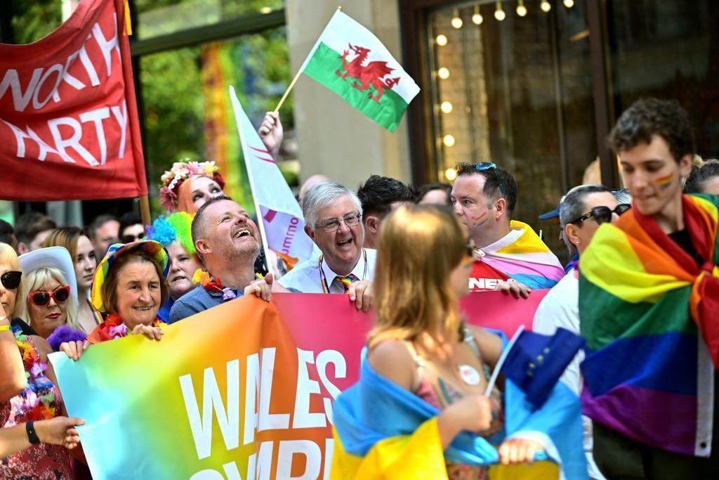 Jeremy Miles gyda Mark Drakeford yn Pride Cymru 2022