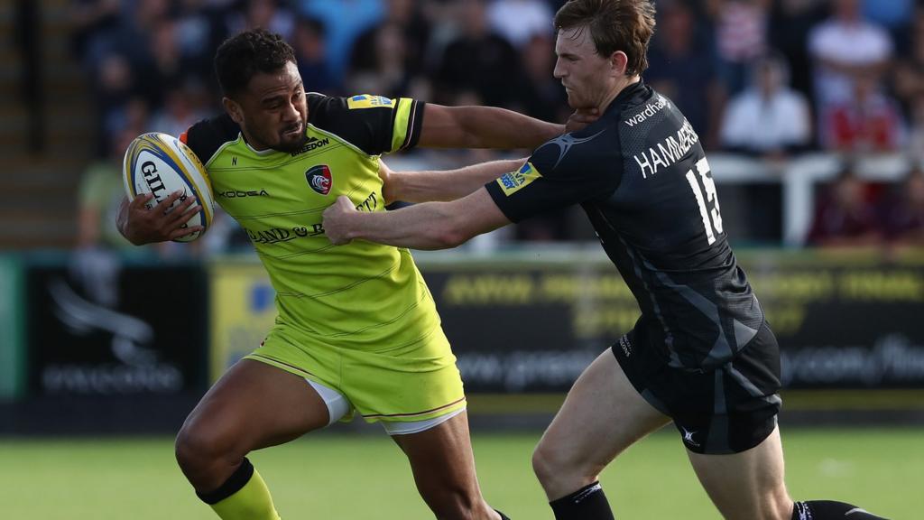 Telusa Veainu of Leicester is tackled by Simon Hammersley