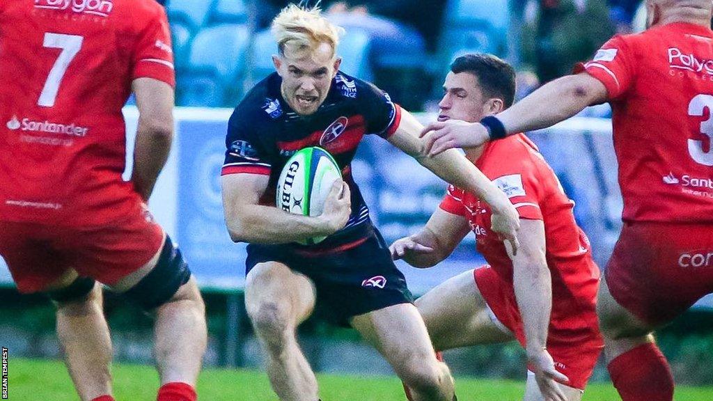 Cornish Pirates' Carwyn Penny evades a tackle