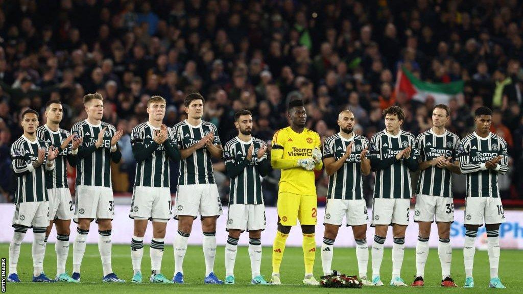 Manchester United players take part in a minute's applause for Sir Bobby Charlton at Bramall Lane