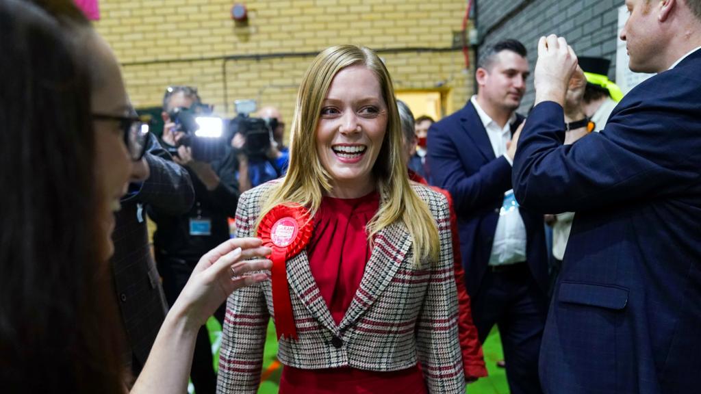 Labour candidate Sarah Edwards arrives for the Tamworth by-election count at The Rawlett School on 20 October 2023