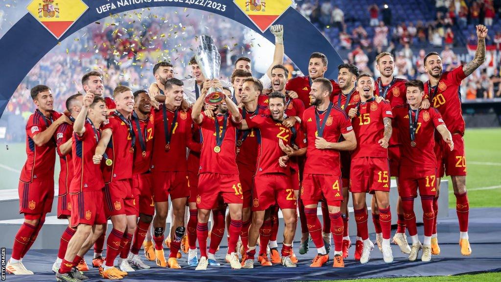 Spain with Nations League trophy