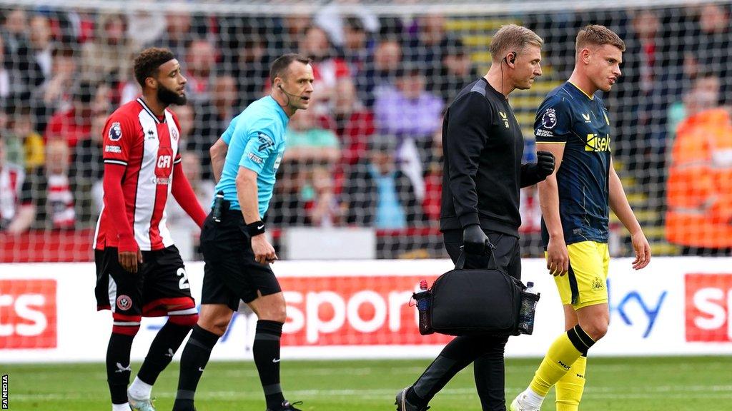 Harvey Barnes limps off against Sheffield United