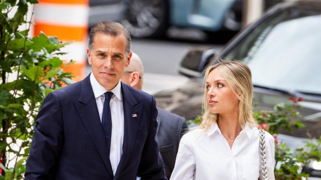 Hunter Biden (L) and his wife Melissa Cohen Biden (R), arrive for the second day of jury deliberations