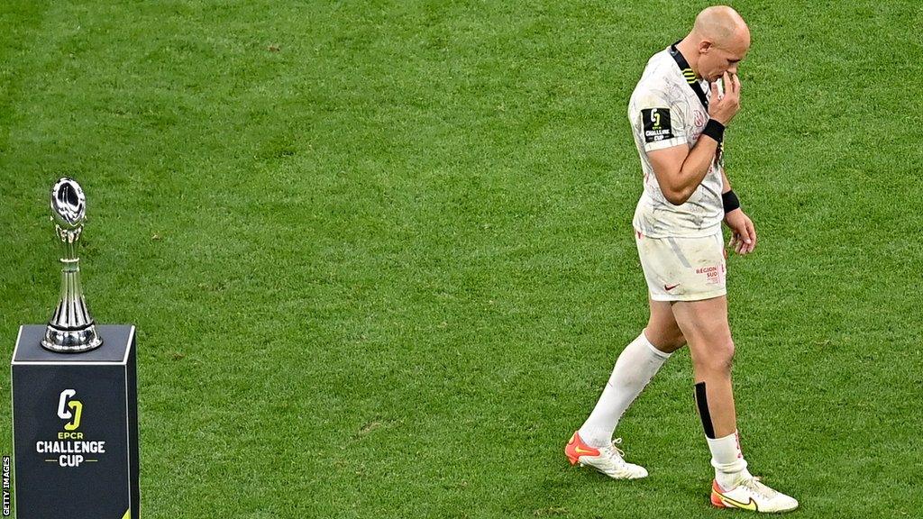 Segio Parisse walks past the Challenge Cup in 2022