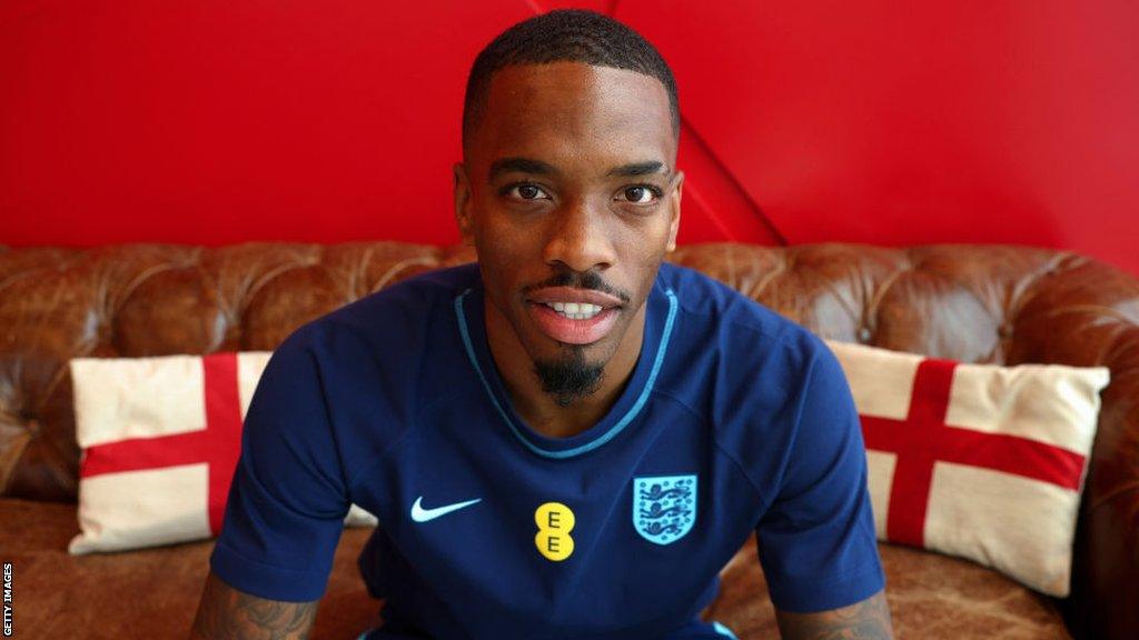 Ivan Toney wearing an England training top