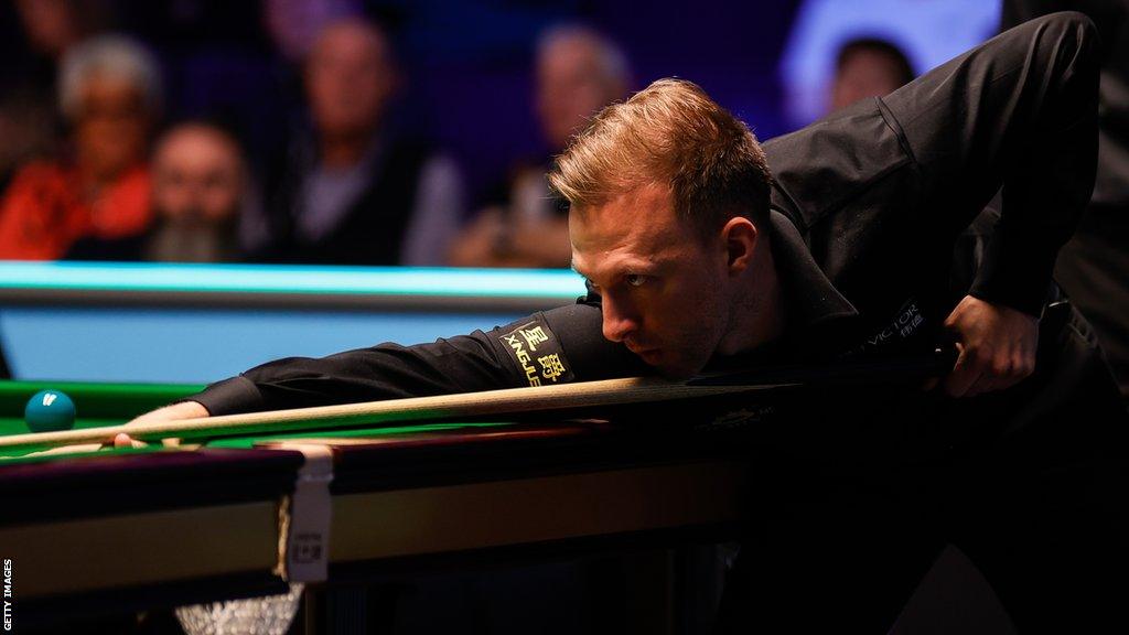 Judd Trump earned a scrappy 4-2 afternoon win over compatriot Ian Burns before battling past Noppon Saengkham