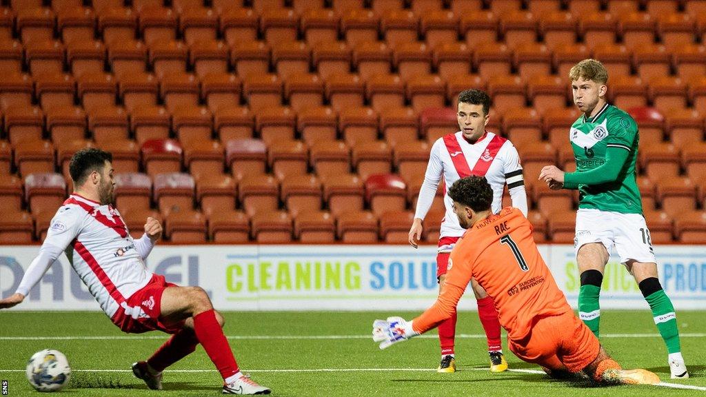 Dundee United's Kai Fotheringham scores to make it 1-0