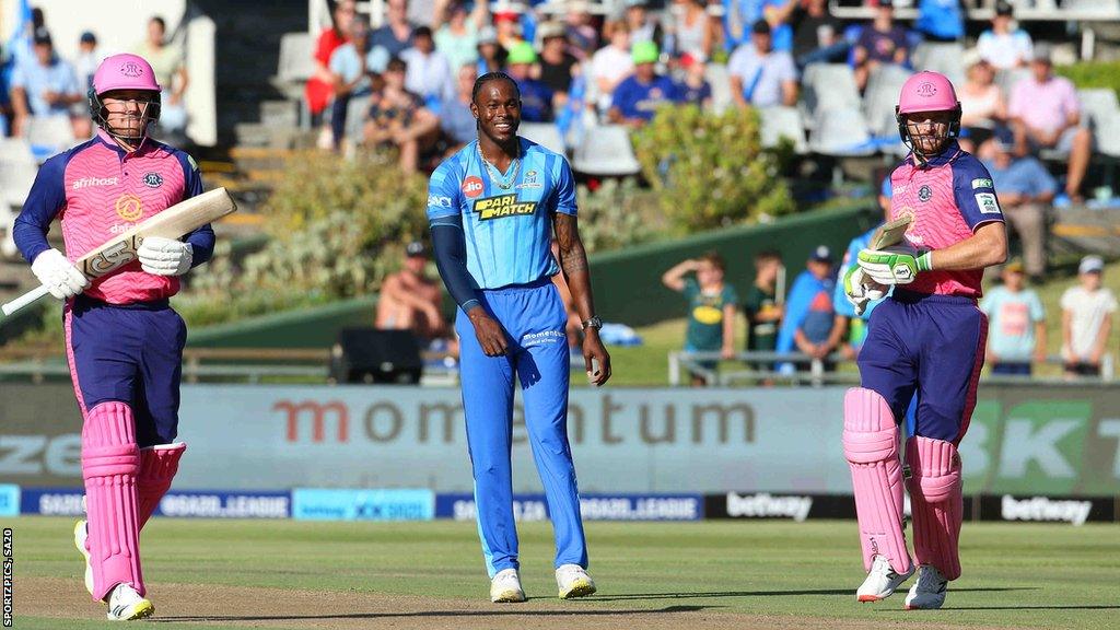 Jofra Archer bowls to Jos Buttler and Jason Roy in SA20