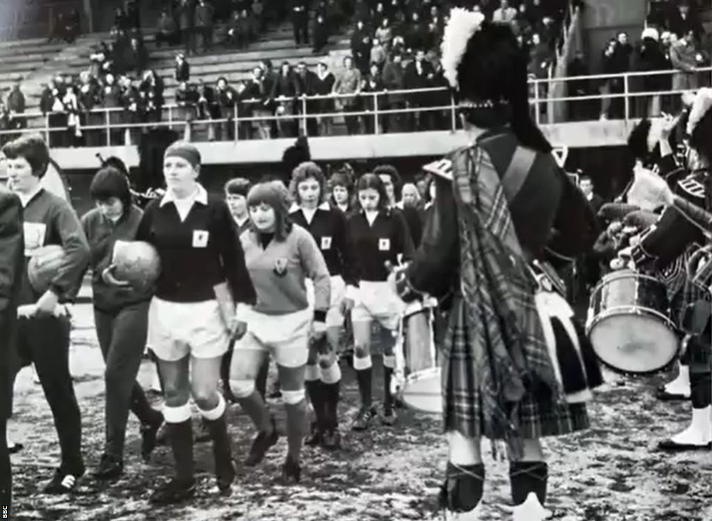 England and Scotland players come out on to the pitch