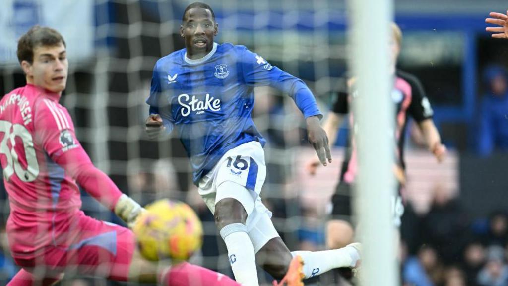 Abdoulaye Doucoure scores for Everton