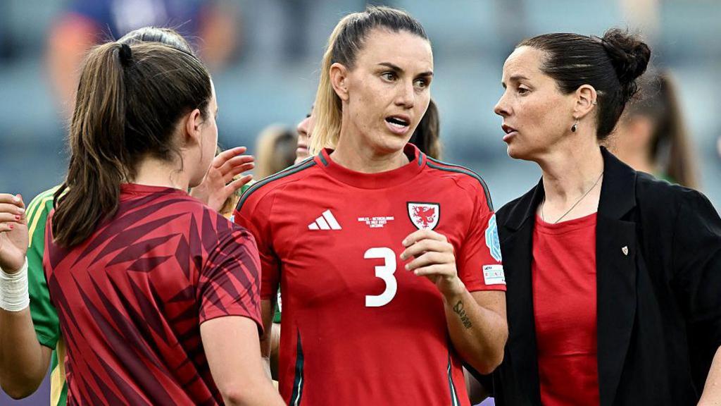 Gemma Evans ar ôl i Gymru golli 3-0 yn erbyn Yr Iseldiroedd yn Euro 2025