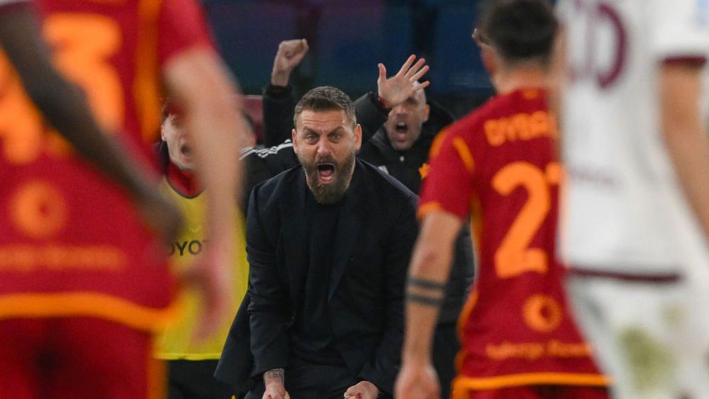 Daniele de Rossi reacts during a match as Roma coach