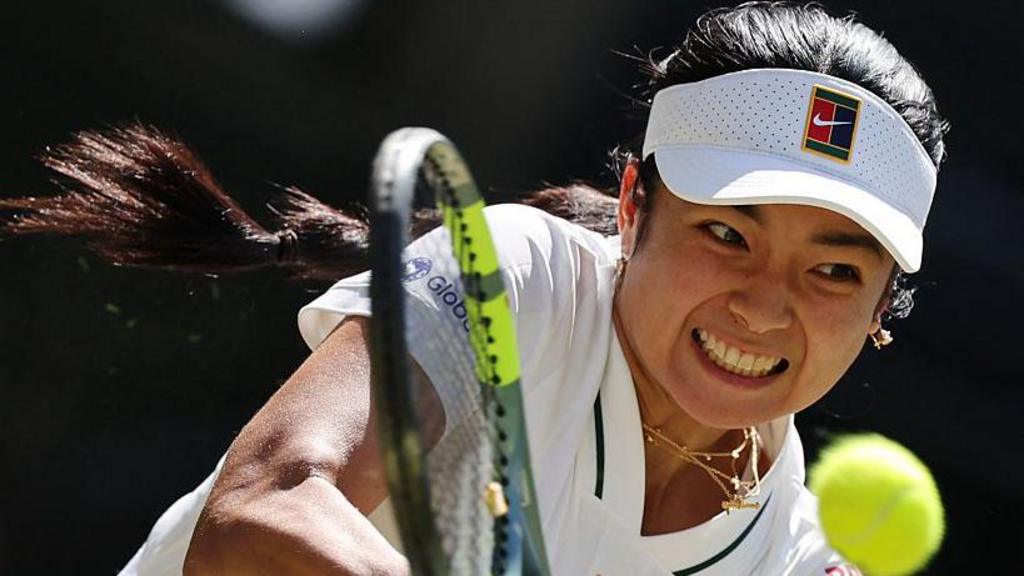 Cobolli Leads De Minaur in Wimbledon Fourth Round Thriller