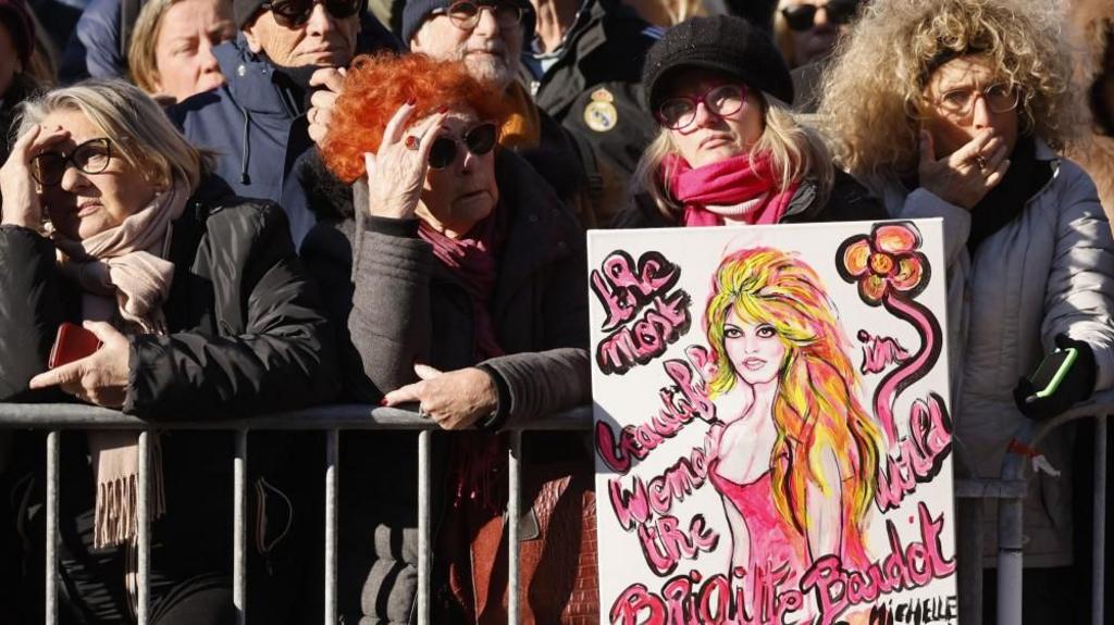 Brigitte Bardots Beerdigung zieht Menschenmassen in Saint-Tropez an