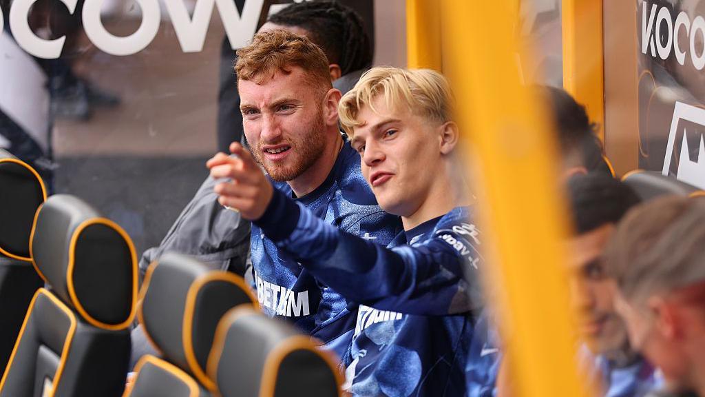 Kulusevski and Bergvall chat on the subs bench