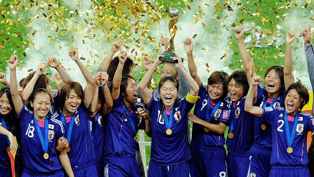 Japanese players lift World Cup in 2011