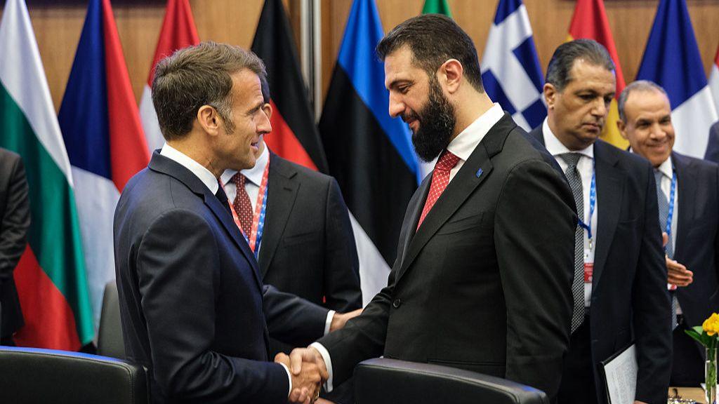 Presidenti francez Emmanuel Macron përshëndet presidentin sirian Ahmed al-Sharaa