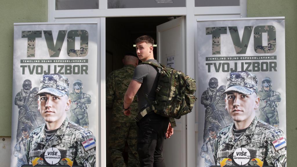 Cientos de jóvenes se presentan al servicio militar tras el regreso del reclutamiento en Croacia