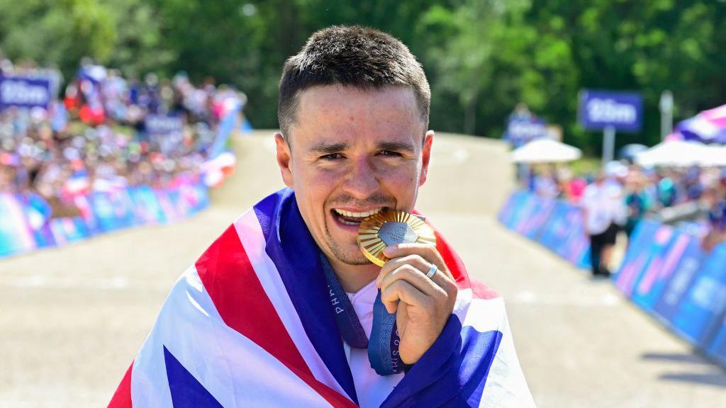 Tom Pidcock with his gold medal