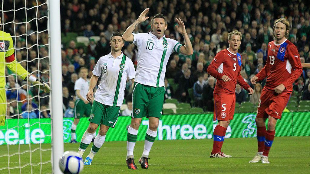 Robbie Keane gasps as the ball narrowly goes past the post