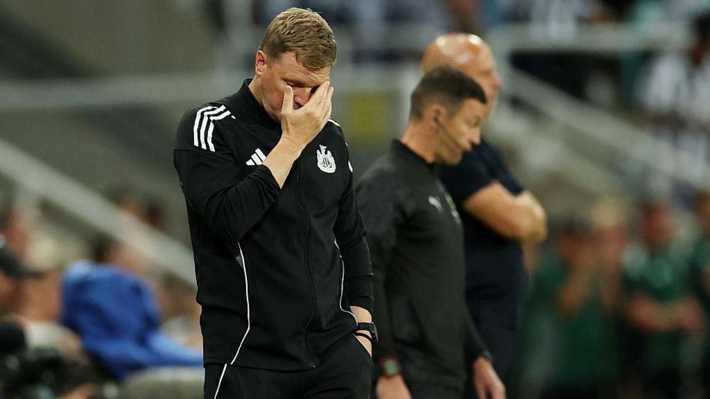 Eddie Howe reacts during Newcastle United's defeat against Liverpool