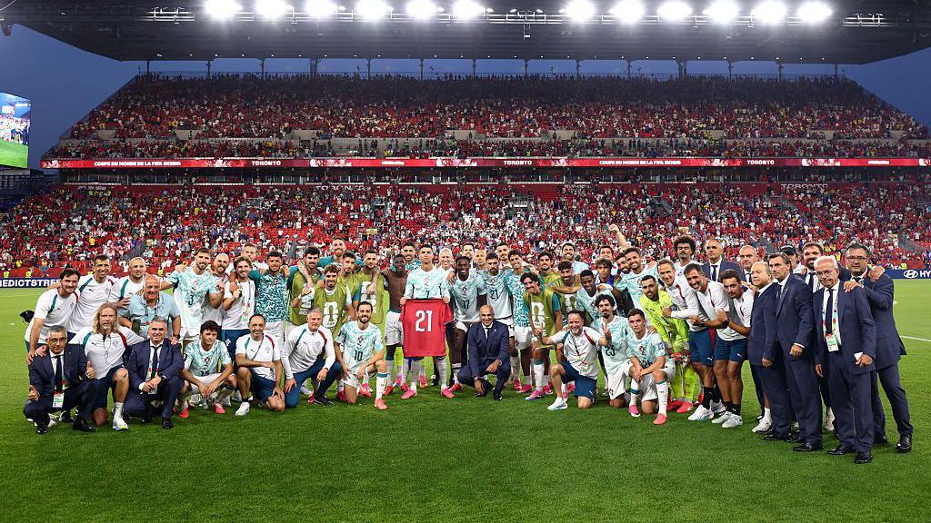 Los jugadores de Portugal posan para una foto de equipo con una camiseta que lleva el número "21" como homenaje a su excompañero Diogo Jota.