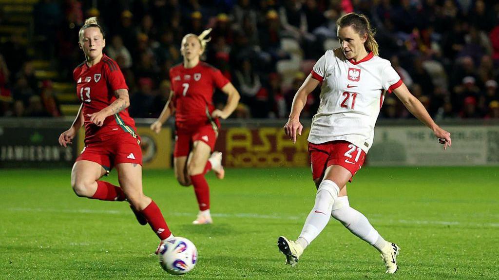 Paulina Tomasiak yn sgorio pedwaredd gôl Gwlad Pwyl yn eu buddugoliaeth o 5-2 yn erbyn Cymru yn Rodney Parade