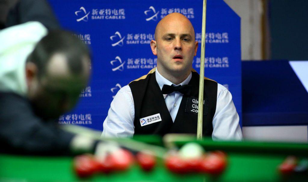 Mark King watching Mark Williams take a snooker shot