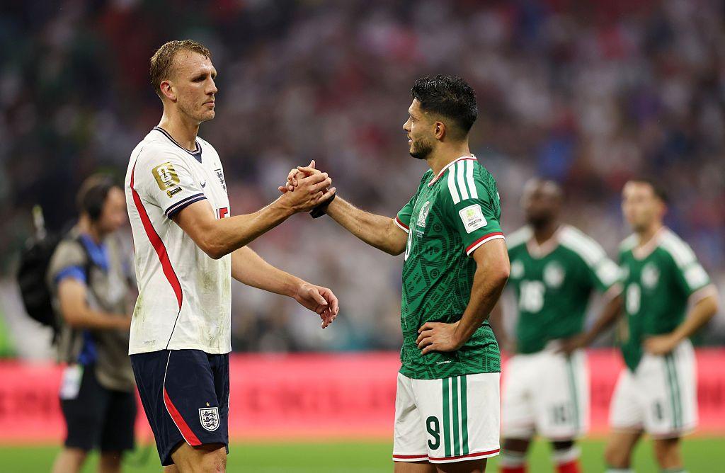 Dan Burn #15 de Inglaterra es felicitado por Raúl Jiménez #9 de México por la victoria 3-2 durante el partido de octavos de final de la Copa Mundial de la FIFA 2026 entre México e Inglaterra en el Estadio de la Ciudad de México.