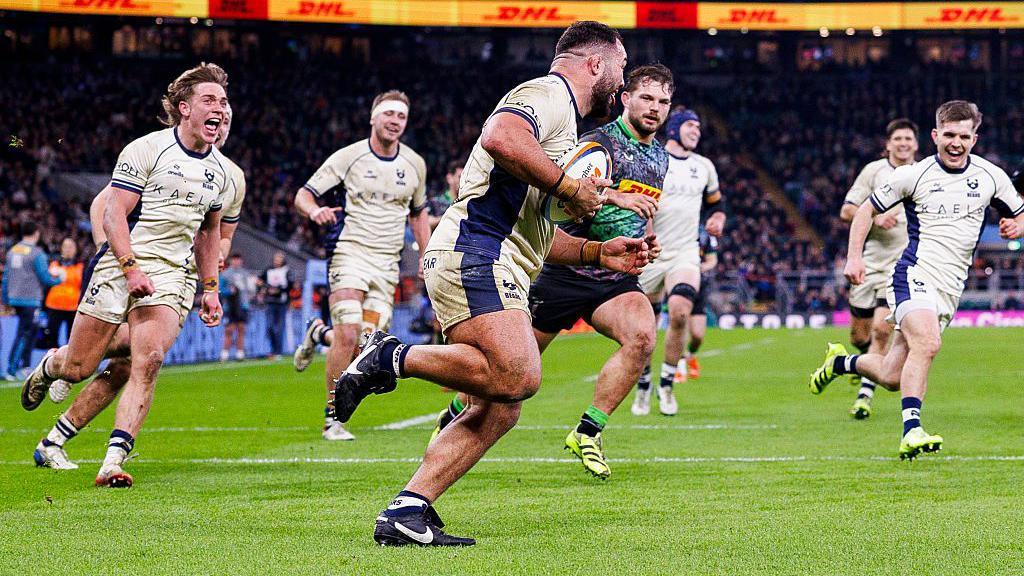 Ellis Genge scores