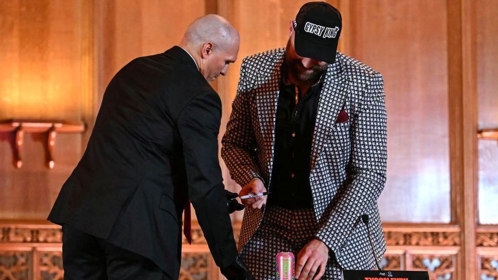 Oleksandr Usyk gets Tyson Fury to sign a picture