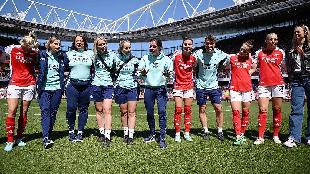 Renee Slegers gives a team talk at the Emirates