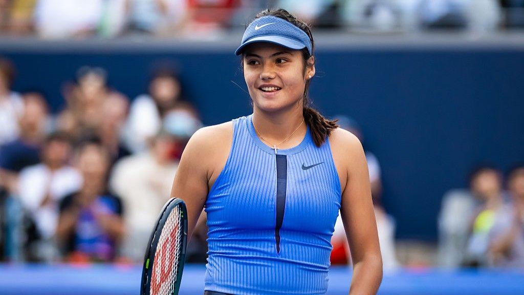 Emma Raducanu holding a tennis racquet