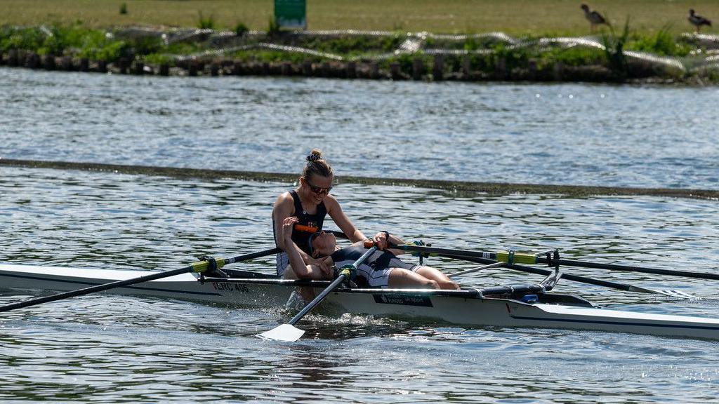 Erin Meredith gyda'i phartner rhwyfo Laura Bates