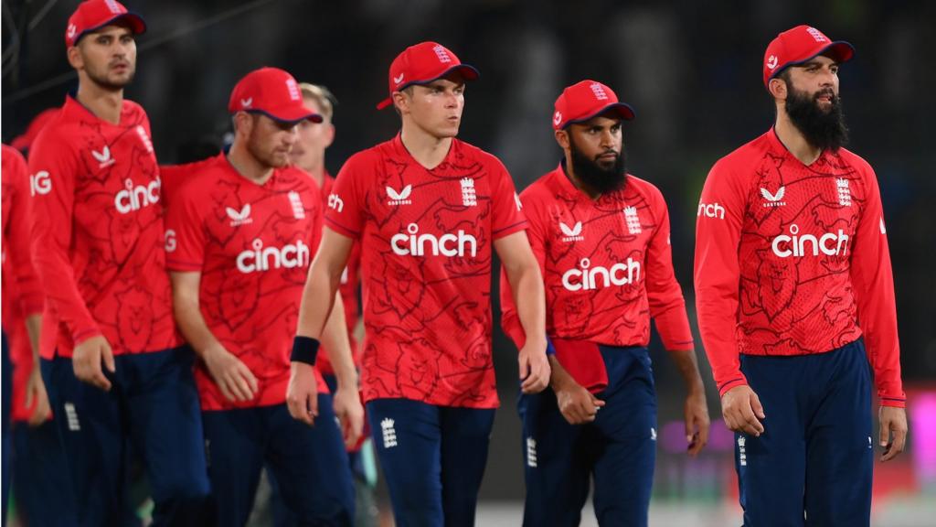 England walk off after defeat