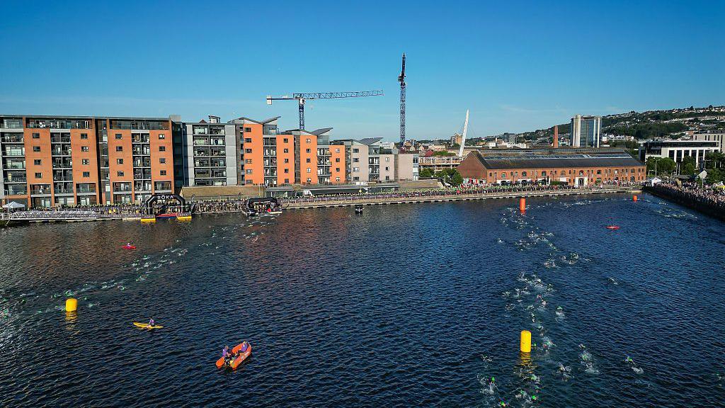 Llun o'r awyr o'r digwyddiad Ironman 70.3 yn Abertawe dydd sul 13 Gorffennaf