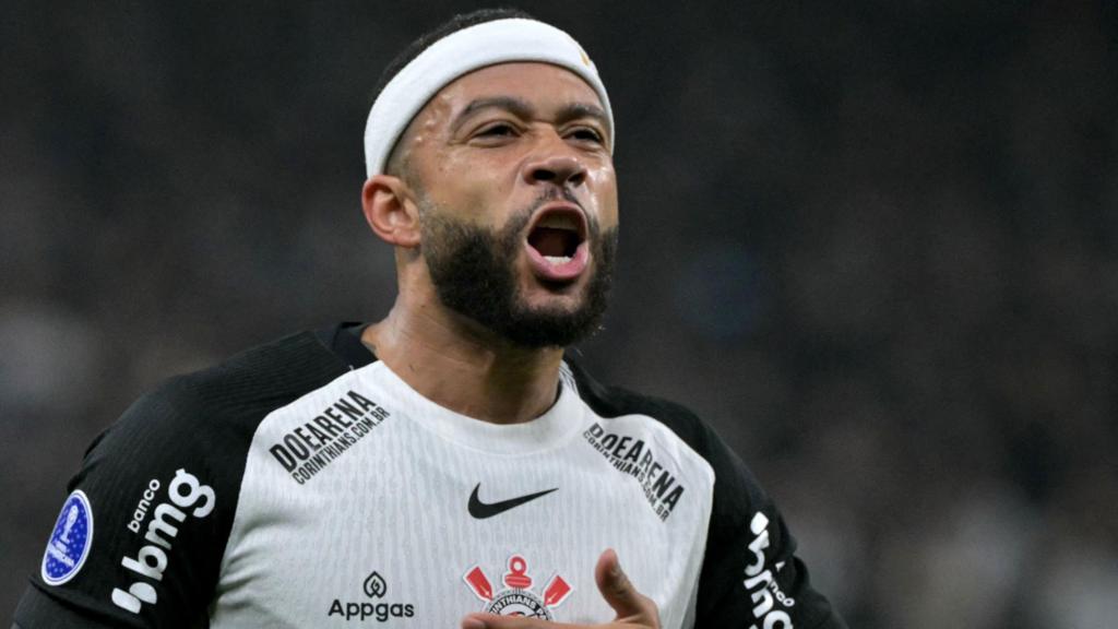 Ex-Man Utd striker Depay takes pay cut to stay at Corinthians