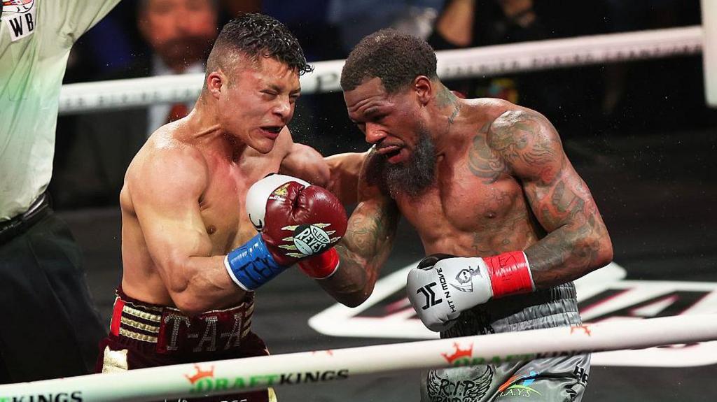 Isaac Cruz and Lamont Roach trade punches during their title bout