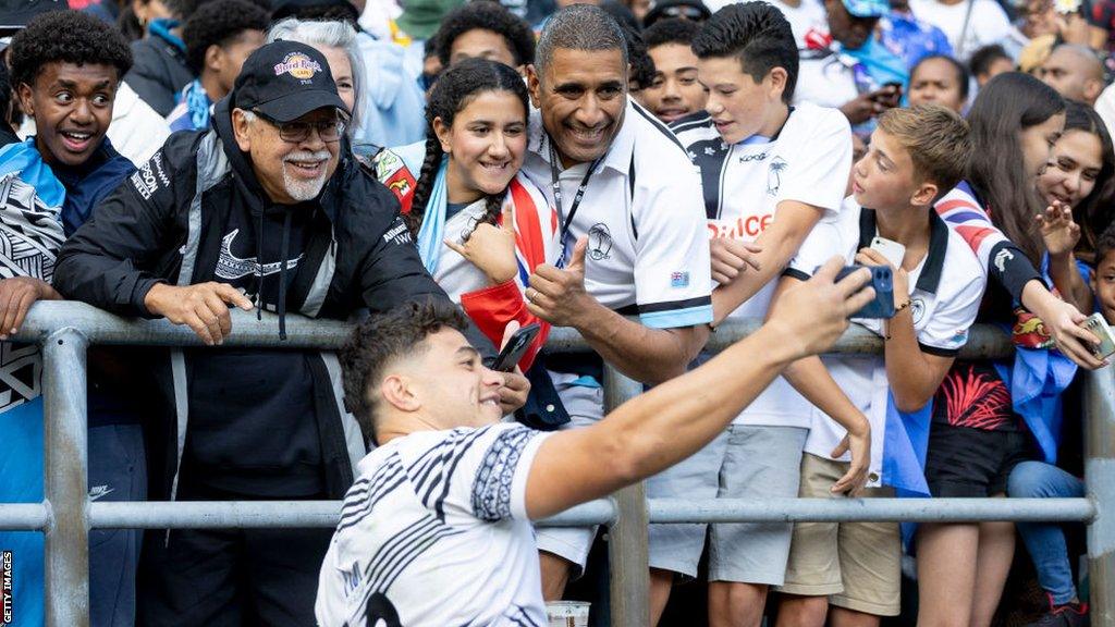 Caleb Muntz takes selfie with fans