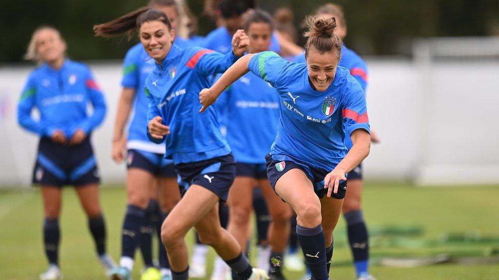 Agnese Bonfantini and Aurora Galli warm up