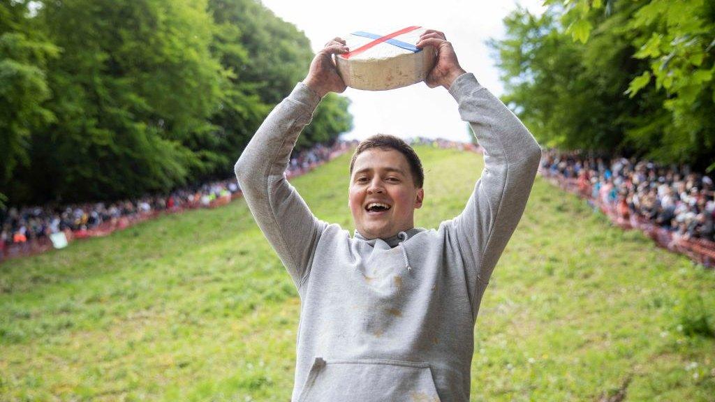 Cheese-rolling-competition.