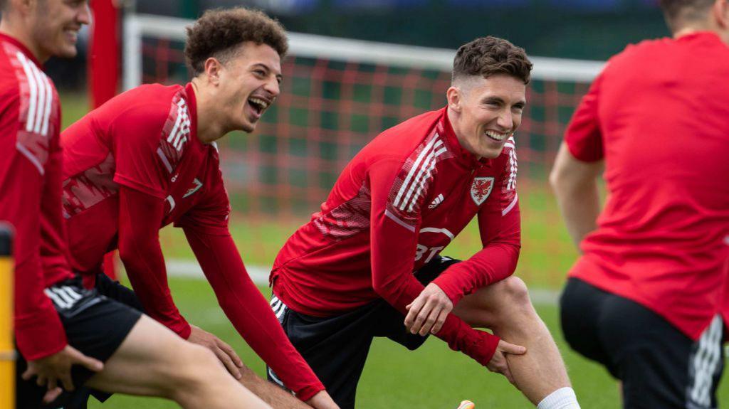 Ethan Ampadu a Harry Wilson mewn sesiwn ymarfer gyda Chymru