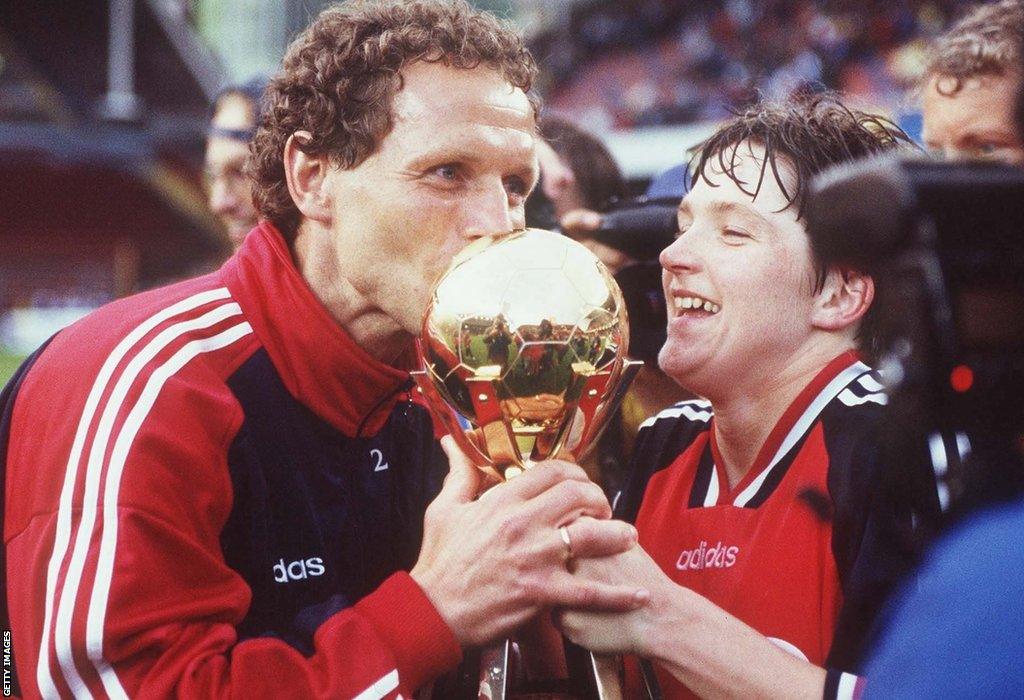 Norway coach Even Pellerud und Hege Riise lift the trophy in 1995