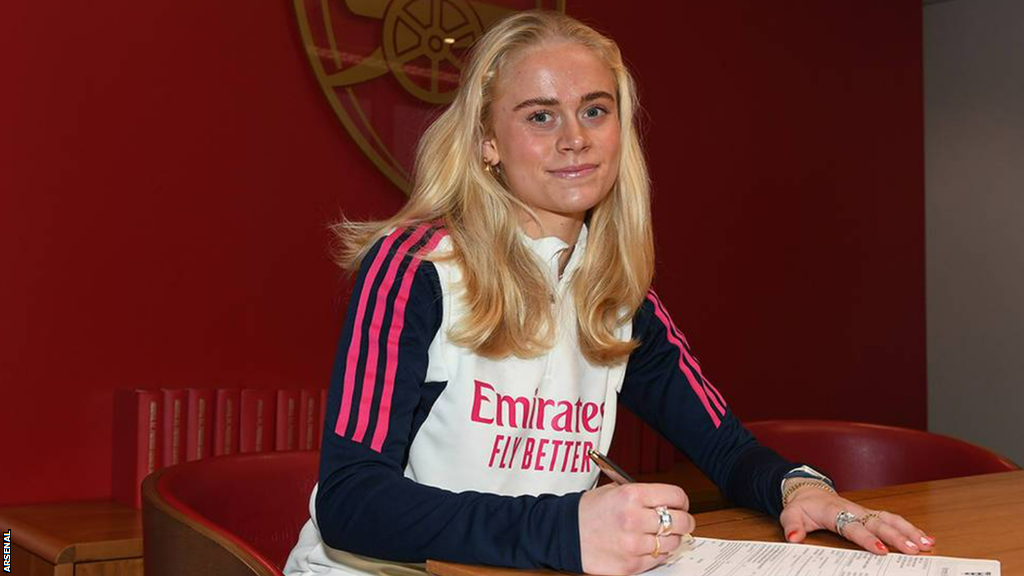 Kathrine Kuhl signing for Arsenal